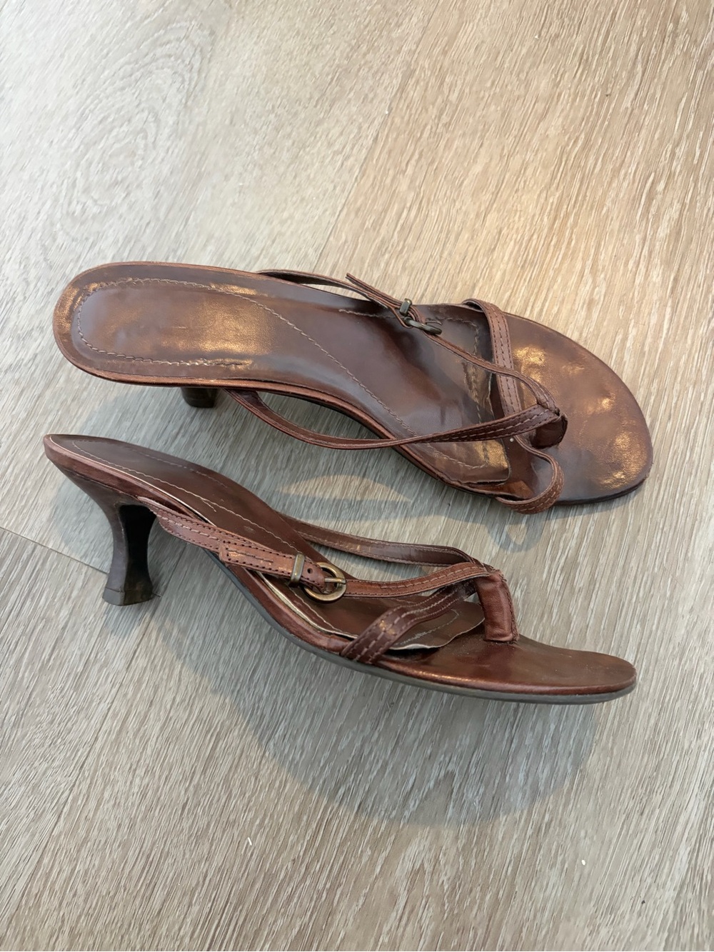 Vintage Y2K genuine leather Aldo strappy thong kitten heels sandals